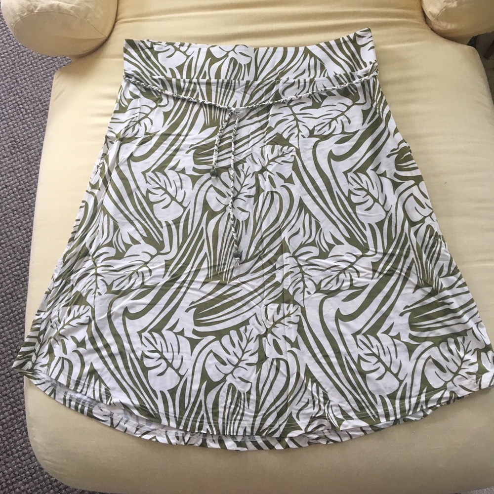Women’s H&M elastic waist skirt.